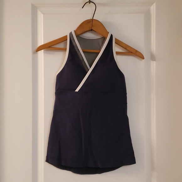 Woman's size 2 Lululemon workout top - Picture 3 of 4